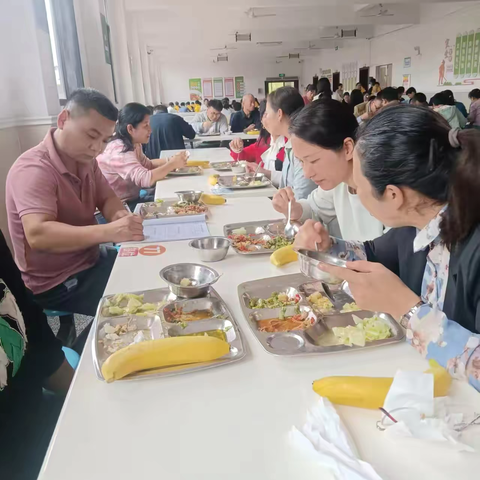 “食”光有你，“味”爱陪餐——萍钢中学家长陪餐开放日活动