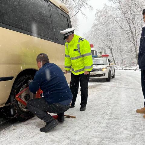 【平安春运 交警同行】寒潮“速递”，渭滨交警再次浴“雪”奋战保平安