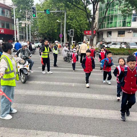 【守敬·护学】爱心护学岗，暖心护成长——郭守敬小学六（7）班家长志愿者执勤活动