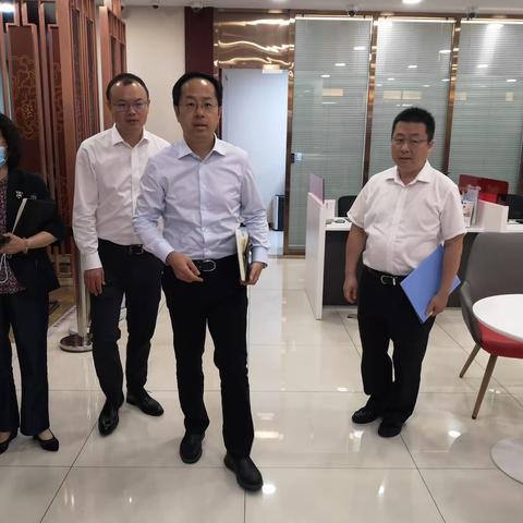 宣武支行吴华岷行长、许杰副行长一行莅临陶然亭网点开展安全检查和工作指导调研