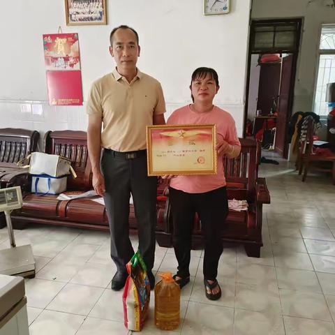 登门送喜报 拥军暖人心——金家堡社区为优秀士兵送“三等功”喜报