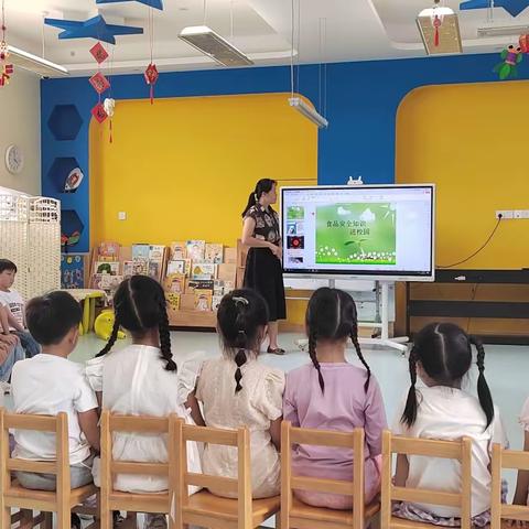 三亚市天涯区第七幼儿园开展创建国家食品安全示范城市公益宣传活动