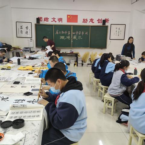 翰墨飘香书经典 银杏挥毫展风采——库尔勒市第四中学学生软笔书法活动