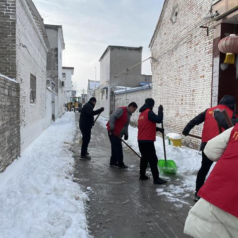 鹤壁市淇滨区钜桥镇：“钜”心合力  开展志愿扫雪除冰行动