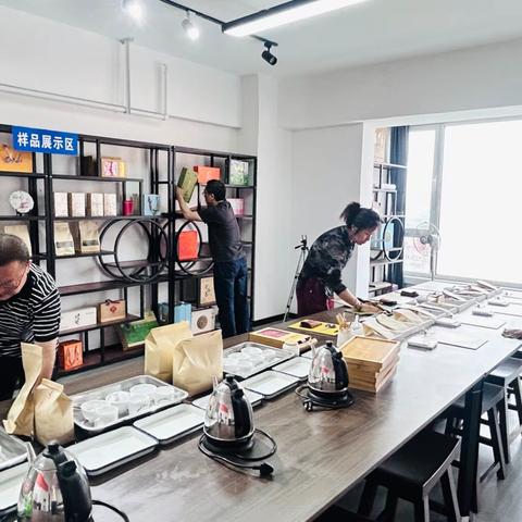 庆祝“五一”劳动节，结合实际开展义务劳动——主题党日活动
