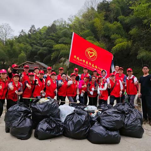 井冈山市青年志愿者协会开展“翡翠鸟”碧水青山环保计划系列～走进“江西坳”捡拾垃圾活动掠影 ​