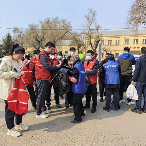 新农镇开展“共建文明城市  共享洁净道里”主题义务劳动活动