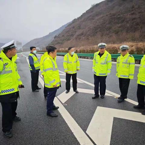 高交大队全力应对冻雨天气，热情服务司乘人员