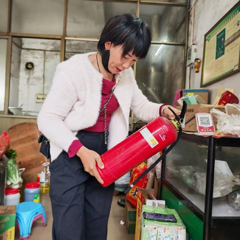 友谊社区工作者入户开展消防安全隐患排查宣传工作