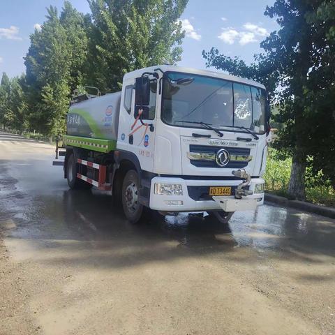 加强公路夏季养护，打造美丽公路。