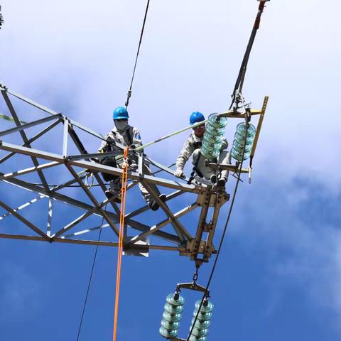 施甸首次35千伏线路带电作业取得圆满成功！