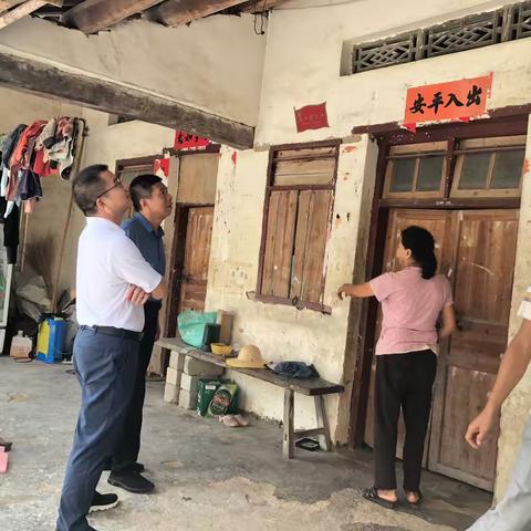 崖州区人大常委会副主任王积到包点三更村督导开展危房安全隐患整治工作