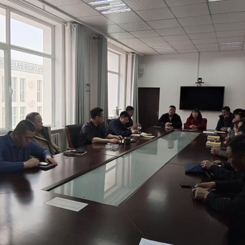 查干哈达苏木组织召开党政班子联席会议