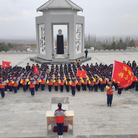 “缅怀革命先烈，传承红色基因”——穆岳小学清明节祭扫烈士陵园活动