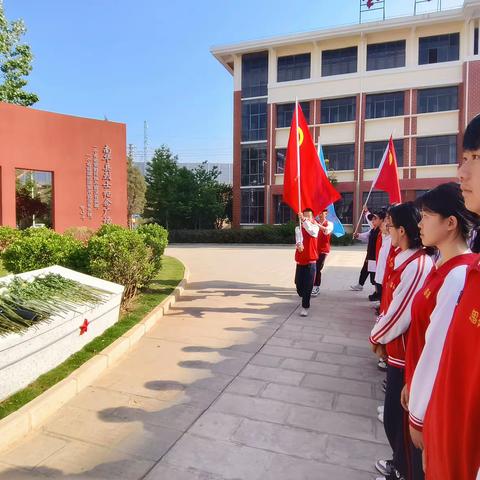 南华县思源实验学校“赓续先烈精神 传承红色血脉”----清明节祭扫烈士纪念碑活动”