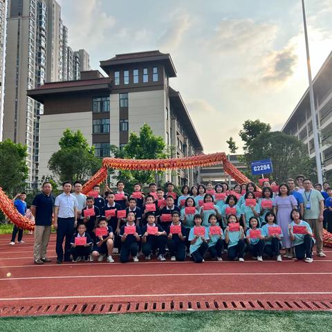 长郡双语雨花中学2204班六一退队仪式    青春之门