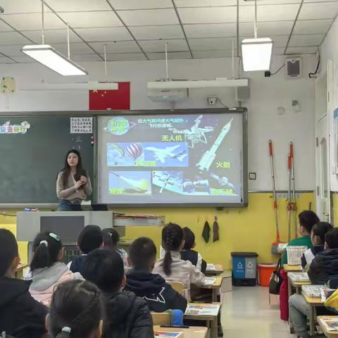 美术课堂启迪艺术思维 创意画笔绘就航天梦想