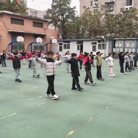 花样跳绳练体魄，综合素养促成长——一根跳绳带来不一样的体育课