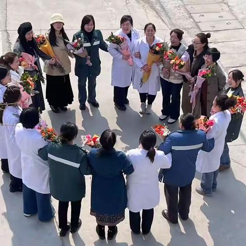 柳屯镇卫生院里的春日浪漫：   三八插花之约