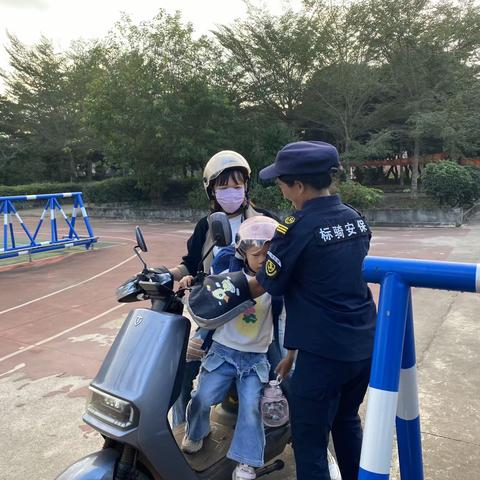 “一盔一戴，安全出行”临高县马袅中心幼儿园开展家长、学生戴安全头盔可骑乘电动车劝导活动