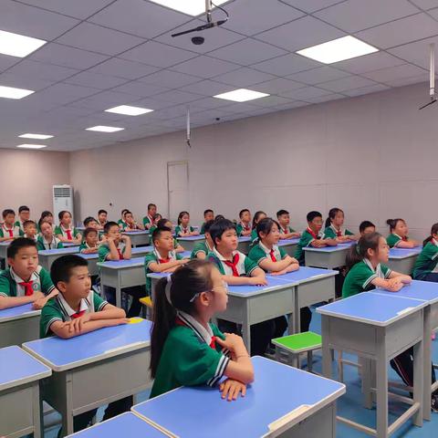包钢地质专家进校园 共探新矿石奥秘