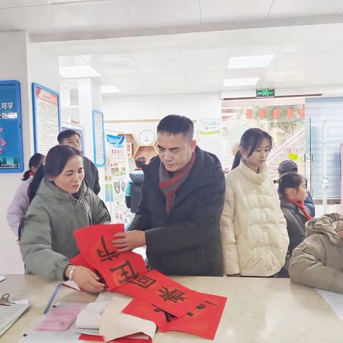 柳南区利民社区关工小组开展“迎新年贴春联，文明关爱暖人心”志愿者活动