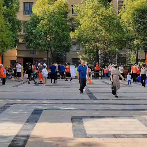 【新时代文明实践站】——翟庄街道燕山路社区开展“奉献之星，闪耀燕山”老莫帮办志愿服务队走进东方明珠小区