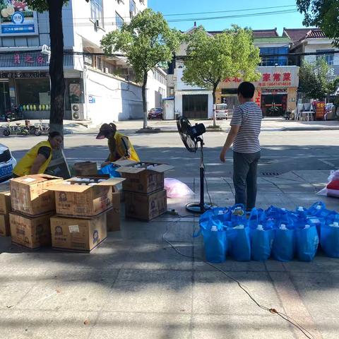 关爱环卫工 夏日送清凉