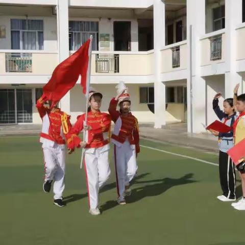 “学习二十大     争做好队员”——驮卢镇中心小学举行一年级新队员入队仪式