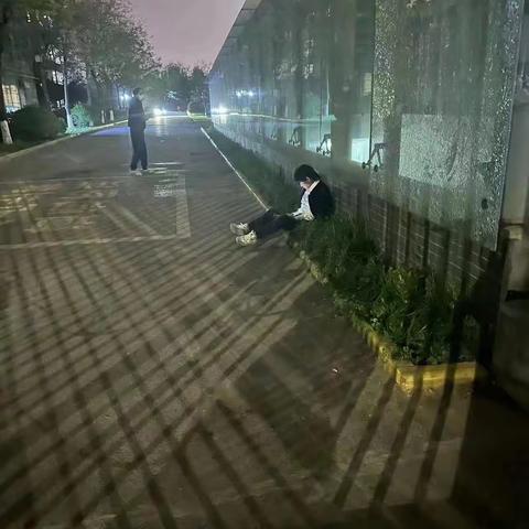 男子醉酒躺路边“网格快警”暖心送回家