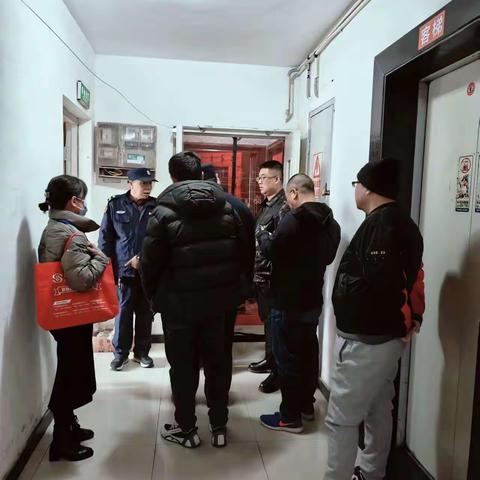 白家口兴苑社区清理楼道杂物，消除小区安全隐患