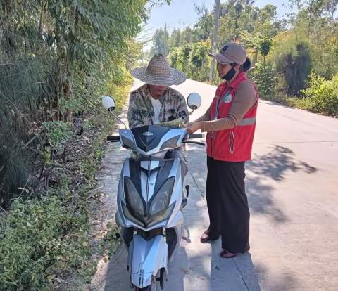 四更镇网格员开展交通安全宣传