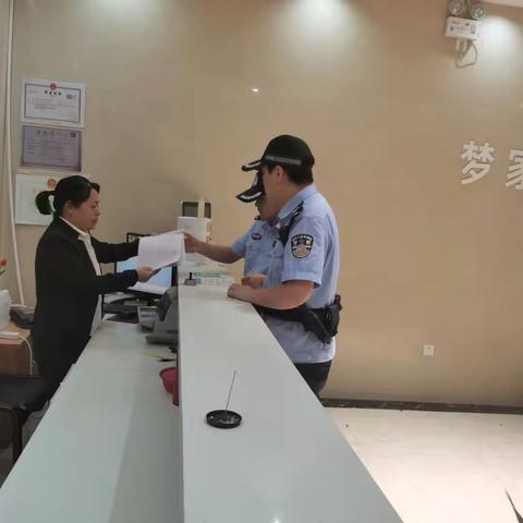 白杨派出所对辖区宾馆进行消防安全检查