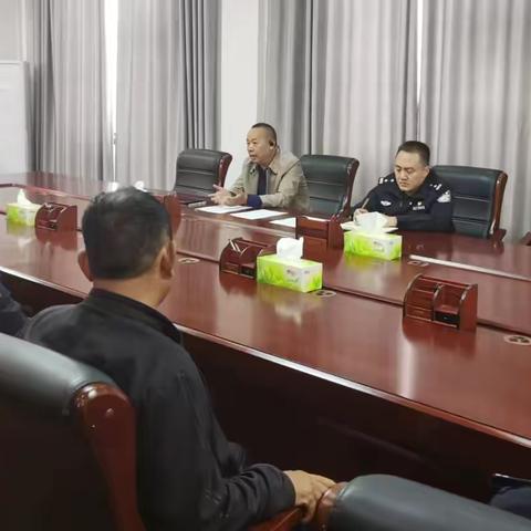 白杨派出所组织村警召开消防安全培训会议