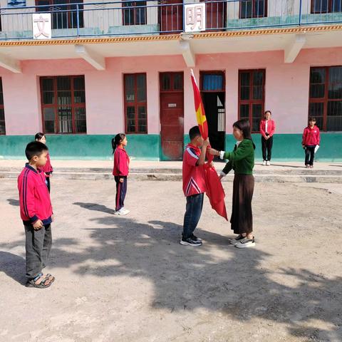 弘扬爱国情，共筑中国梦 ——土刘小学“迎国庆”升旗仪式