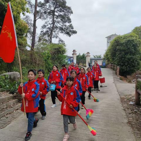 学习雷锋好榜样 三月花开助人乐