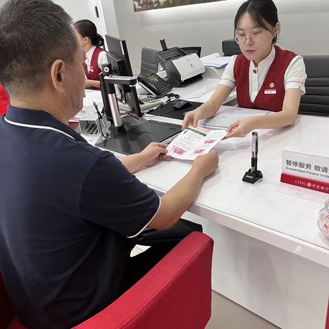 龙奥支行开展厅堂内反假宣传