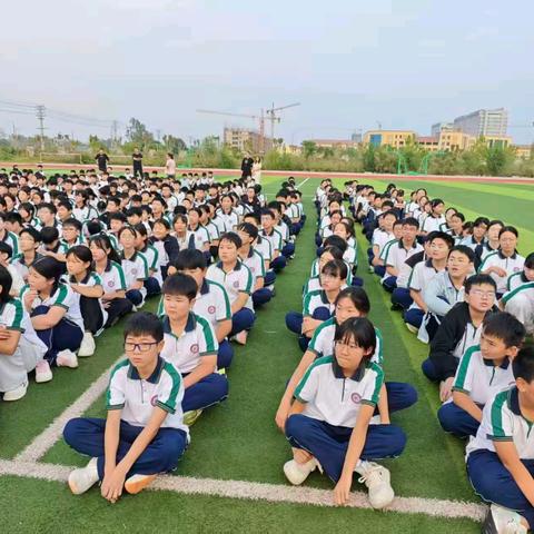 筑牢生命防线，守护平安校园——鄄城县长江街学校初一年级防震演练