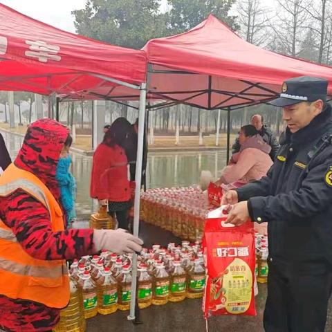 城管队员巧为媒，爱心商户送善举