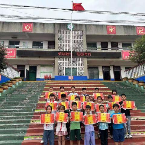 以梦为马 不负韶华 向美而行  共赴未来