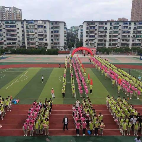 “三载励志求学路，一朝鲲鹏展翅飞”  ——三十四中学毕业生欢送会