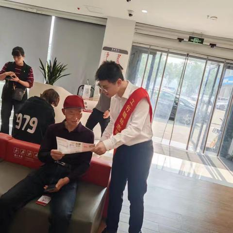 义乌营业部营业室依托“工行驿站”开展老年客户反诈宣传活动