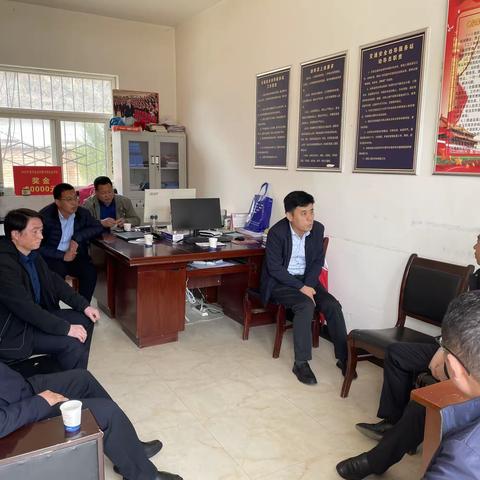 麟游县委常委、政法委书记胡红兵在两亭镇水磨沟村调研当前重点工作