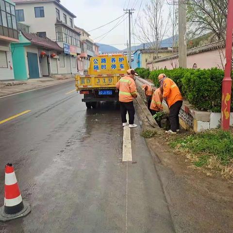 扎实开展路域环境整治 扮靓公路通行环境