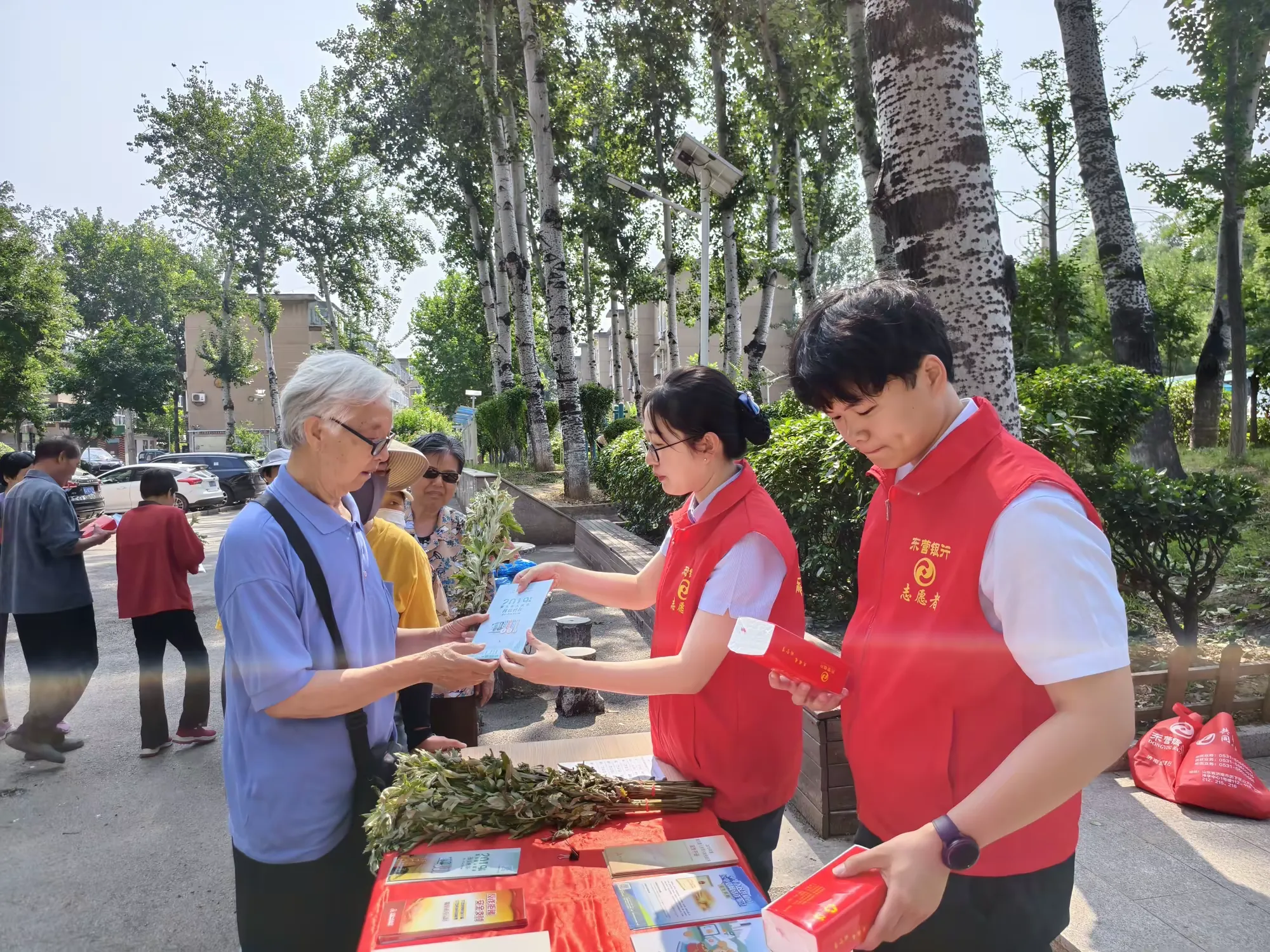 简篇-【党建领航 山山相约】山大社区开展金融反诈宣传暨端午送艾叶、民族宗教政策普法主题活动