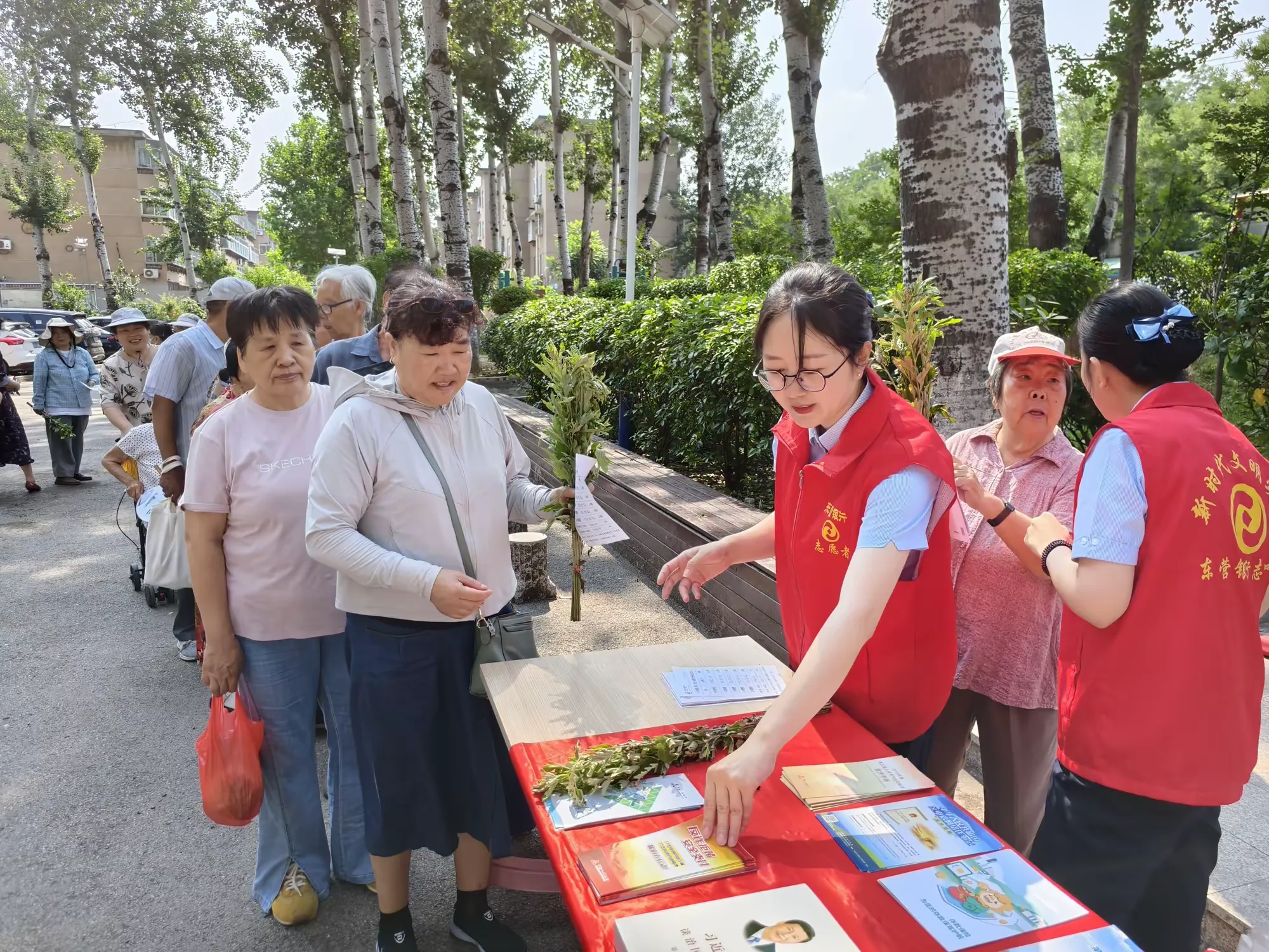 简篇-【党建领航 山山相约】山大社区开展金融反诈宣传暨端午送艾叶、民族宗教政策普法主题活动