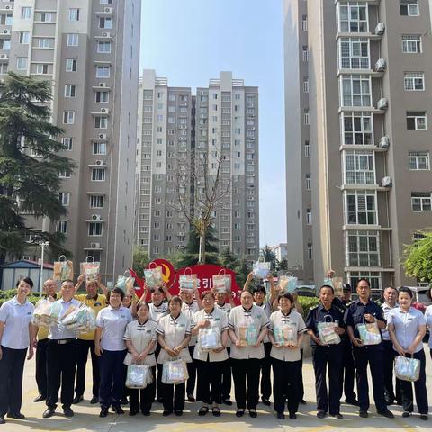 【广瑞物业蓝波湾物业部】炎炎夏日送清凉 丝丝关怀沁人心