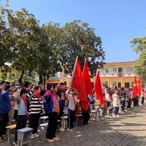 潦河镇辛店小学“领巾飘扬心向党，星星火炬伴成长”建队日活动暨分批入队仪式