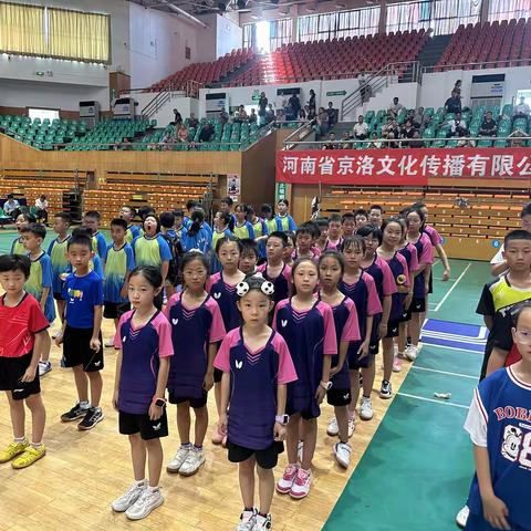 外小学子显身手 乒乓赛场载誉归 ——三门峡市外国语小学乒乓健儿喜获市九届运动会（第四届阳光运动会）乒乓球赛学校组团体总分第一名