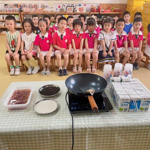 渝北区木鱼石幼儿园大二班制作奶茶主题活动